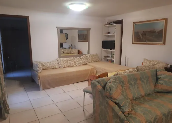 Con Patio E Giardino Vicino