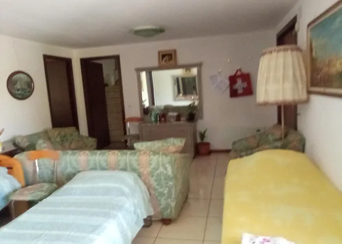 Con Patio E Giardino Vicino *