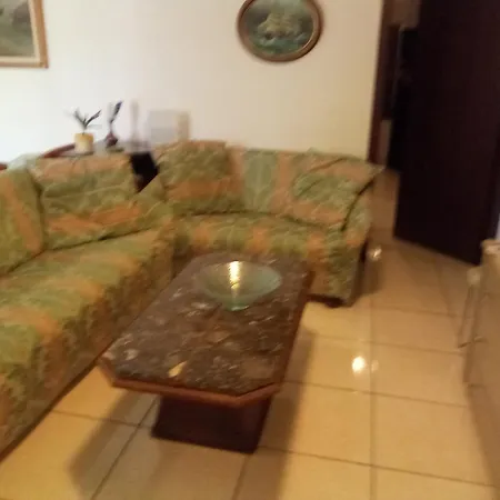 Con Patio E Giardino Vicino アパート