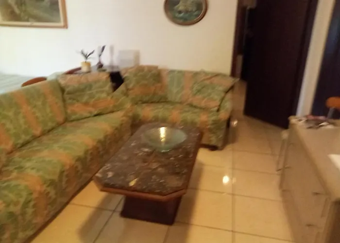 Con Patio E Giardino Vicino アパート